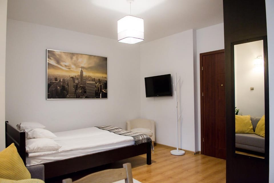 Bed, TV and multimedia, Photo of the whole room, Bedroom