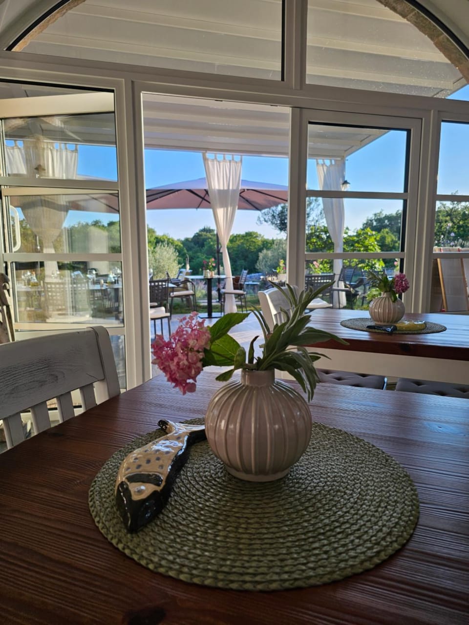 Restaurant/places to eat, Balcony/Terrace, Seating area, Dining area
