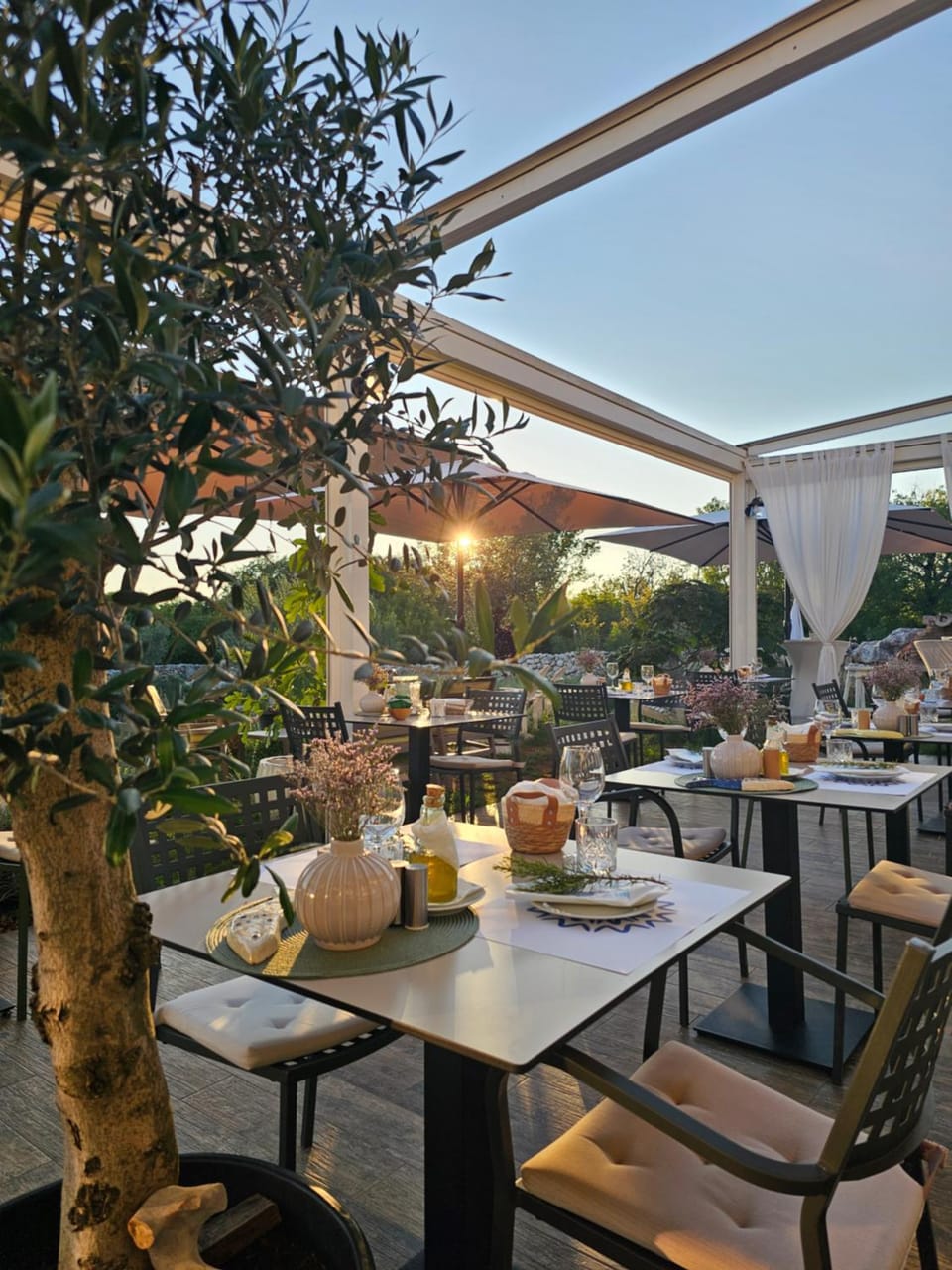 Patio, Restaurant/places to eat, Dining area, Dinner