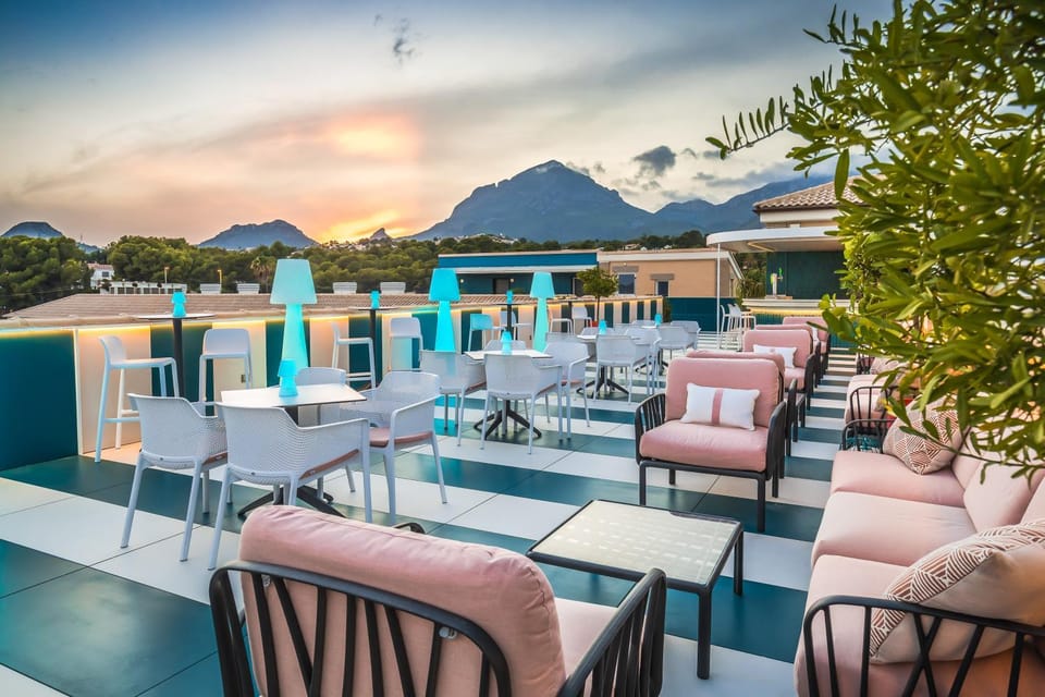 Restaurant/places to eat, Lounge or bar