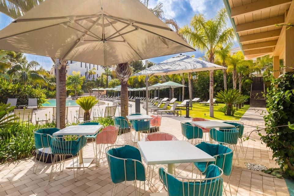 Restaurant/places to eat, Lounge or bar