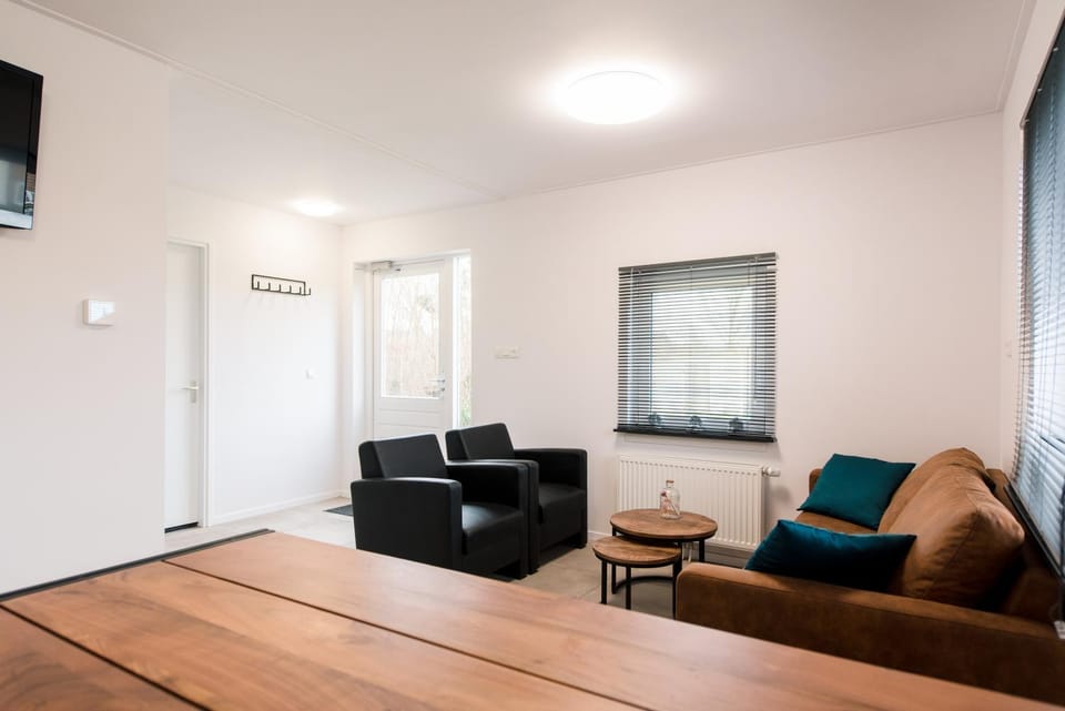 TV and multimedia, Kitchen or kitchenette, Living room, Seating area, Dining area