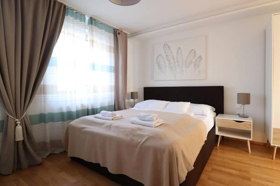 Bed, Bedroom, towels
