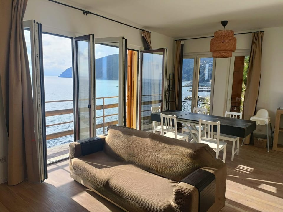 Natural landscape, Balcony/Terrace, Living room, Seating area, Dining area, Sea view