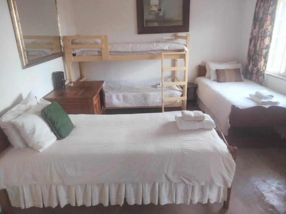 Bed, Photo of the whole room, Bedroom, bunk bed, towels
