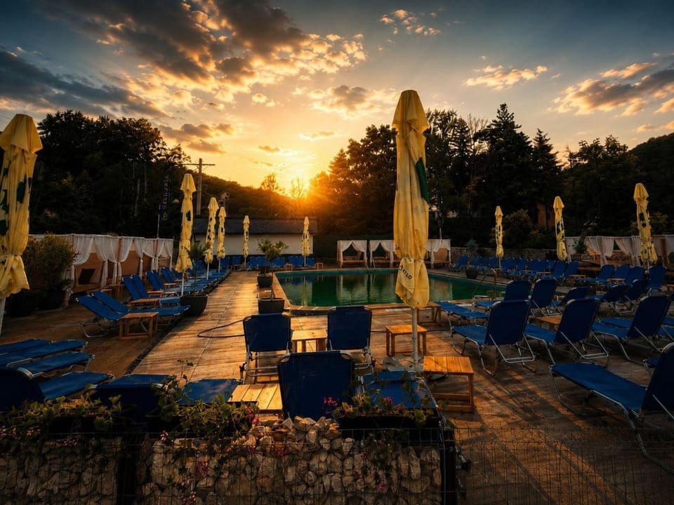 Day, Natural landscape, Swimming pool, Swimming pool, Sunrise, Sunset, sunbed