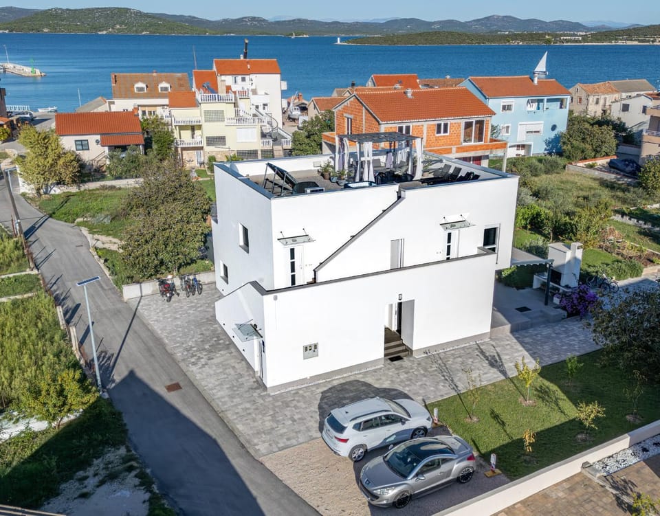 Property building, Location