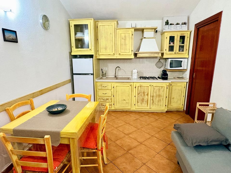 Kitchen or kitchenette, Dining area, stove