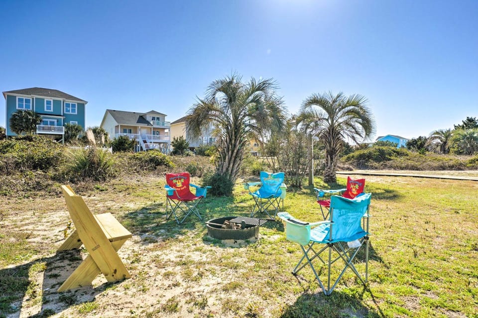 Carefree Coastal Getaway - Walk to Long Beach House in Oak Island