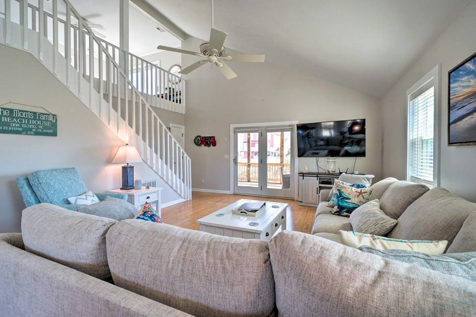 Carefree Coastal Getaway - Walk to Long Beach House in Oak Island