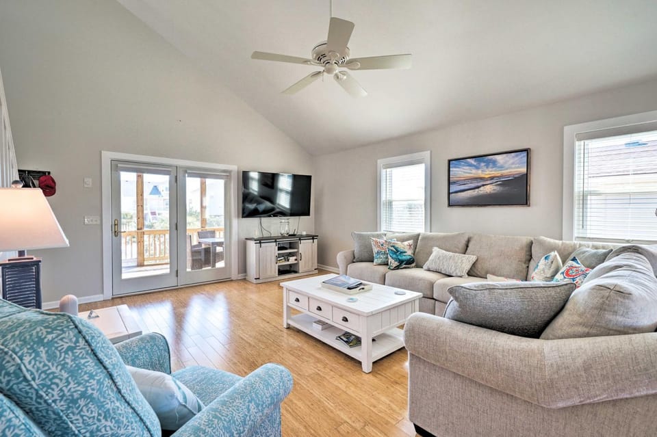 Carefree Coastal Getaway - Walk to Long Beach House in Oak Island