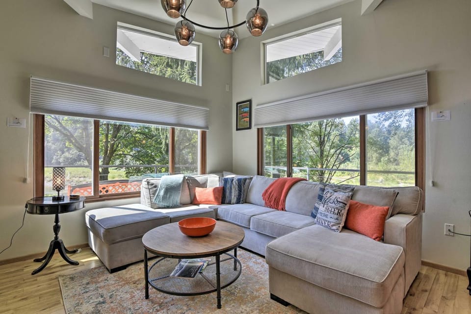 Waterfront Troutdale Hideaway Sandy River Fishing House in Troutdale