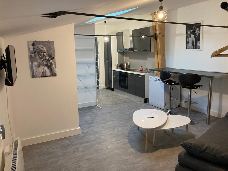 Kitchen or kitchenette, Living room, Seating area