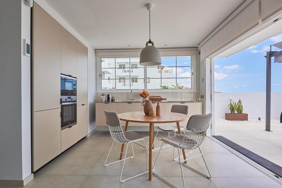 Kitchen or kitchenette, Dining area, Sea view