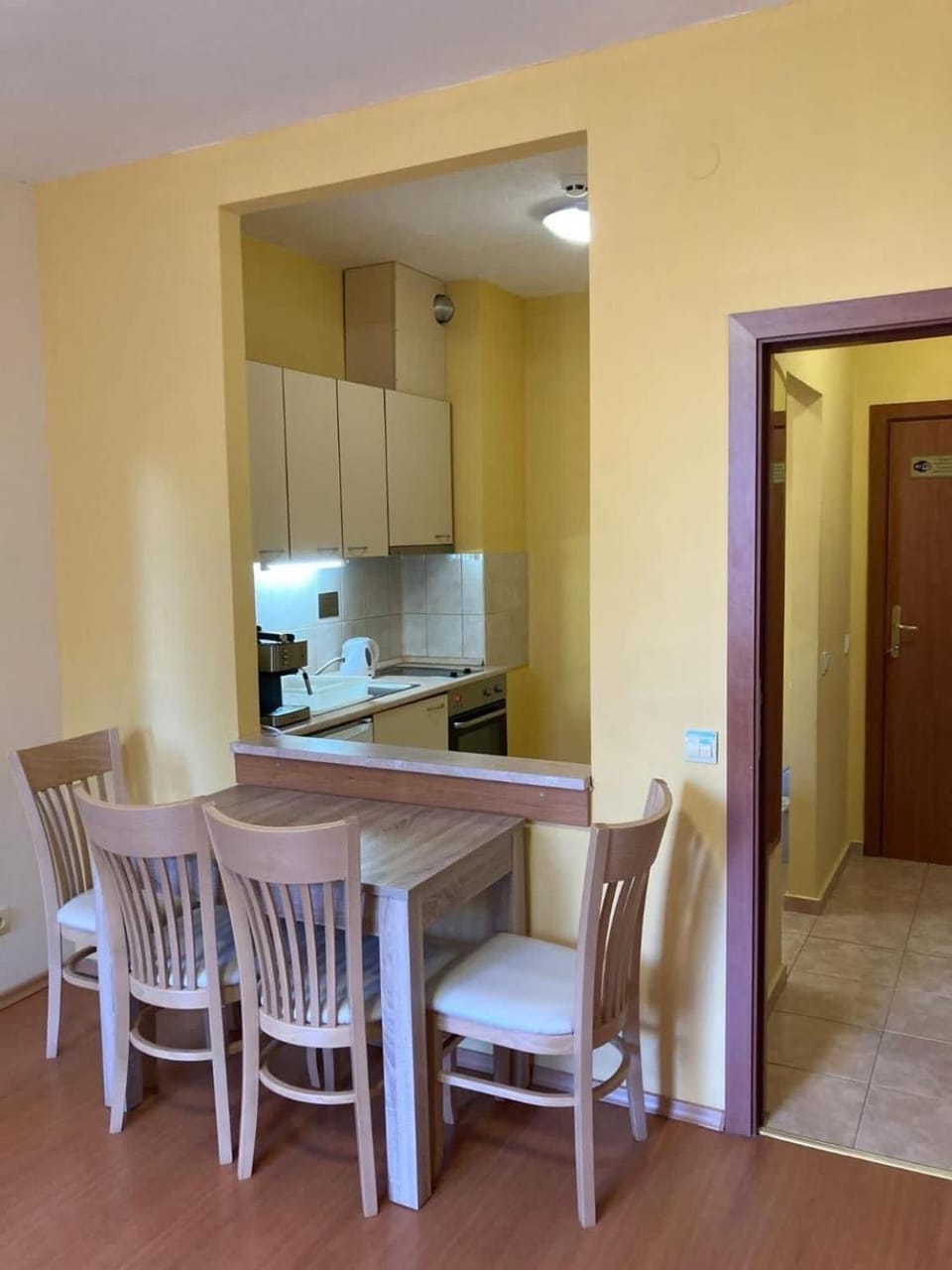 Kitchen or kitchenette, Dining area