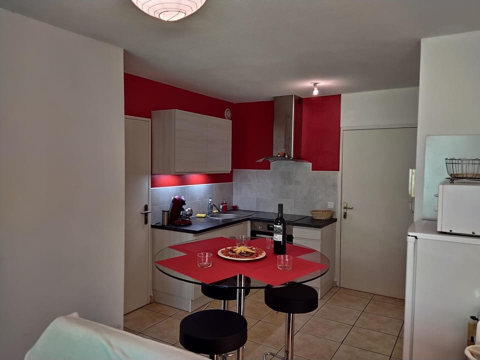 Kitchen or kitchenette, Dining area
