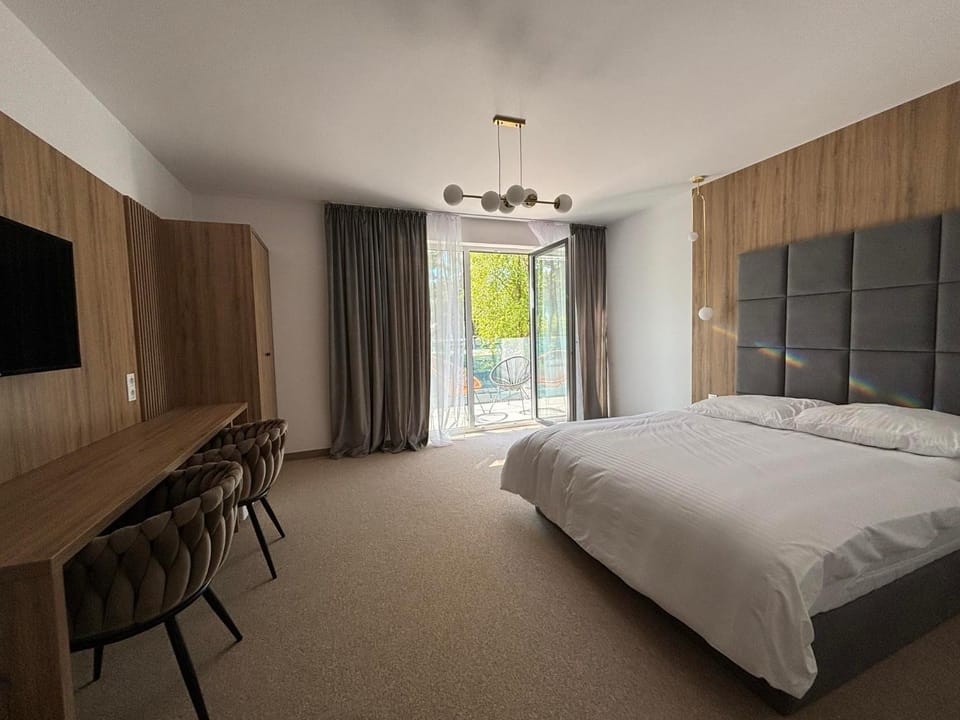 Bed, TV and multimedia, Living room, Photo of the whole room, Seating area, Evening entertainment, Bedroom