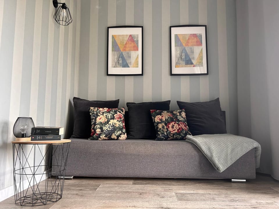 Spring, Day, Winter, Summer, Living room, Seating area, Bedroom, Autumn, On site, Time of day, Sunrise, Sunset