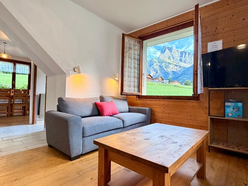 Communal lounge/ TV room, Natural landscape, TV and multimedia, Living room, Seating area, Mountain view