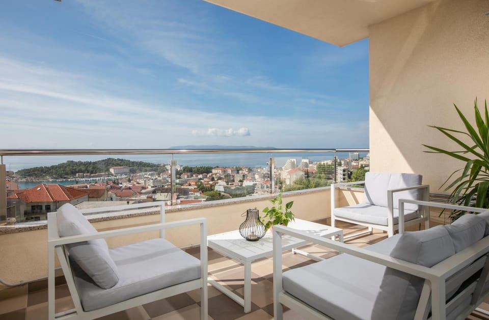 View (from property/room), Balcony/Terrace, City view, Sea view, Street view