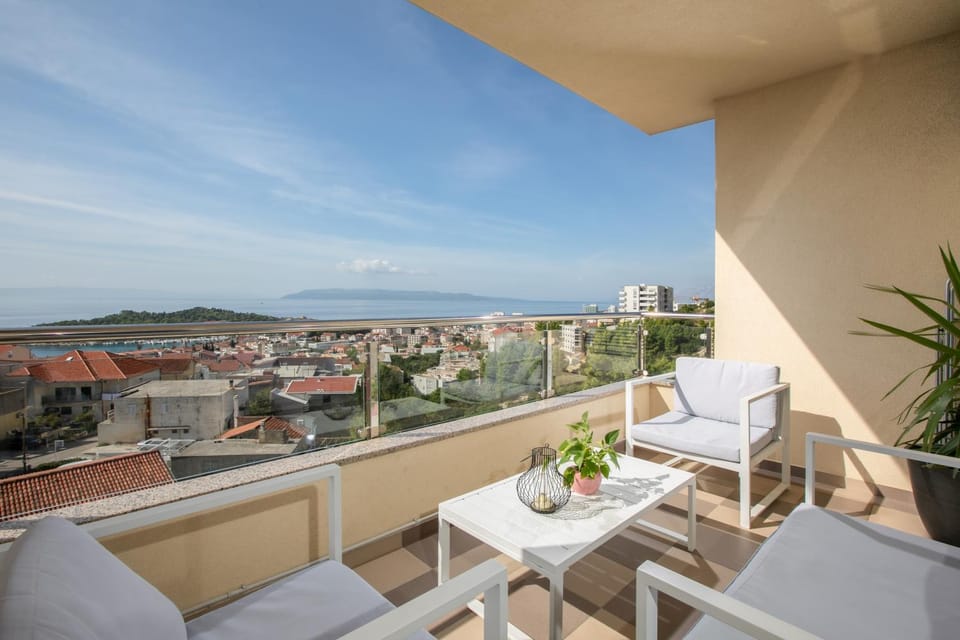 View (from property/room), Balcony/Terrace, City view, Sea view, Street view