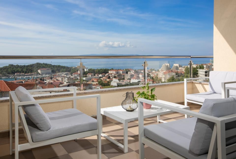 View (from property/room), Balcony/Terrace, City view, Sea view, Street view