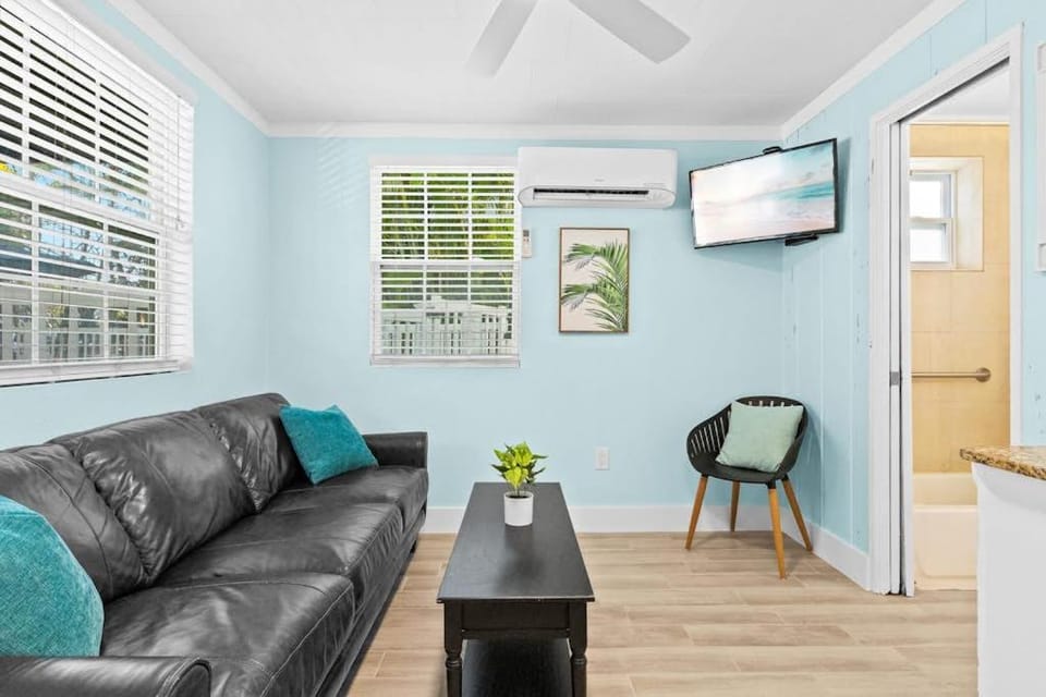 Parrot Beach Cottages Suite #2 Apartment in Siesta Beach