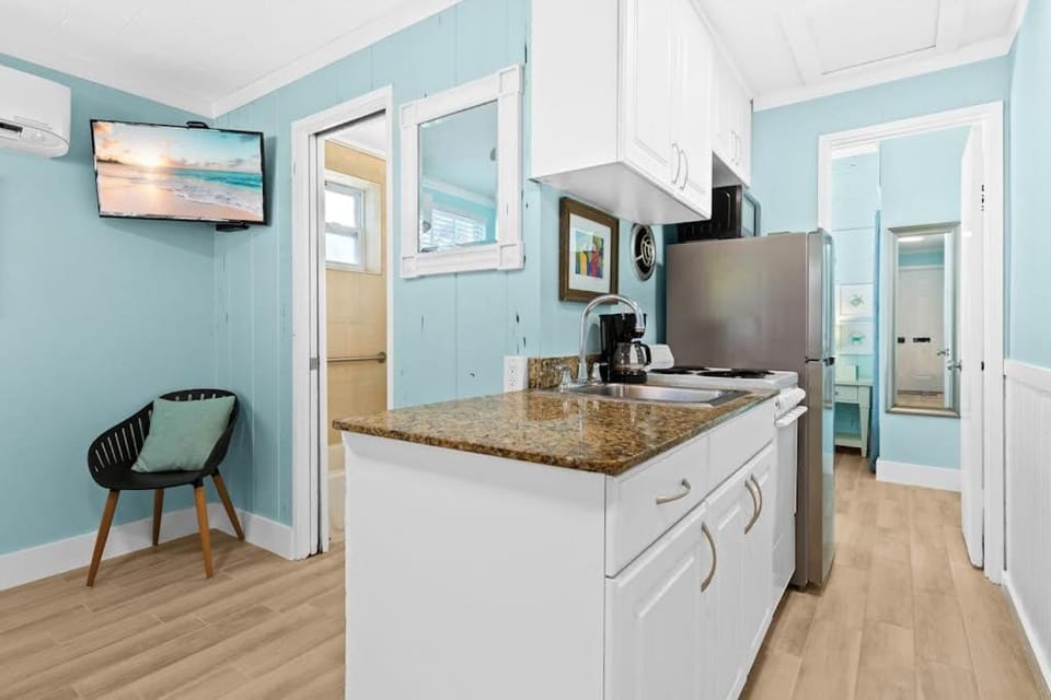 Parrot Beach Cottages Suite #2 Apartment in Siesta Beach