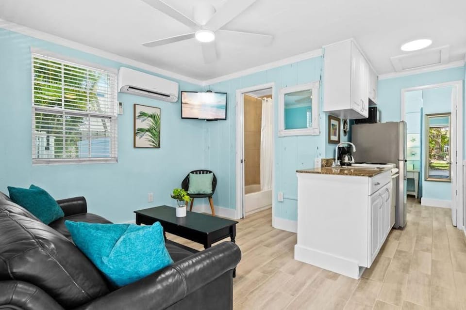 Parrot Beach Cottages Suite #2 Apartment in Siesta Beach