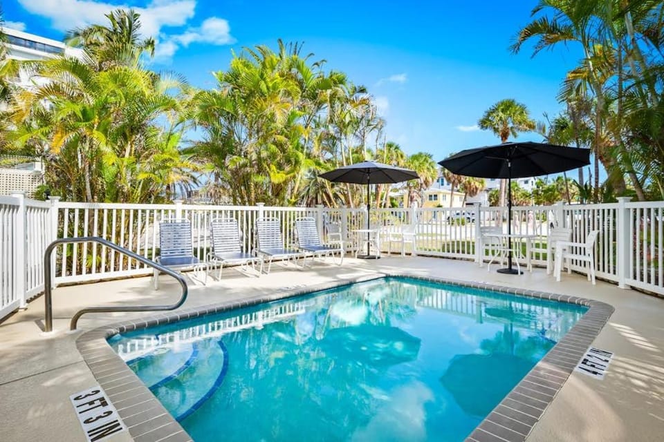 Parrot Beach Cottages Suite #4 Apartment in Siesta Beach
