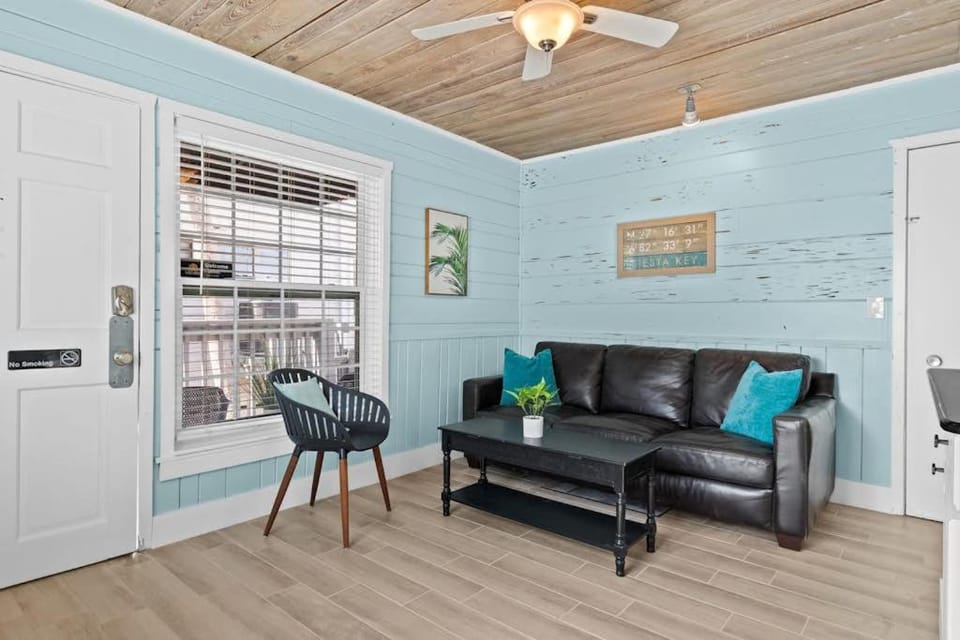 Parrot Beach Cottages Suite #4 Apartment in Siesta Beach