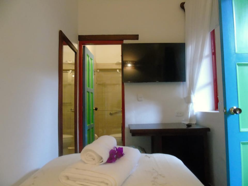Bed, TV and multimedia, Bedroom