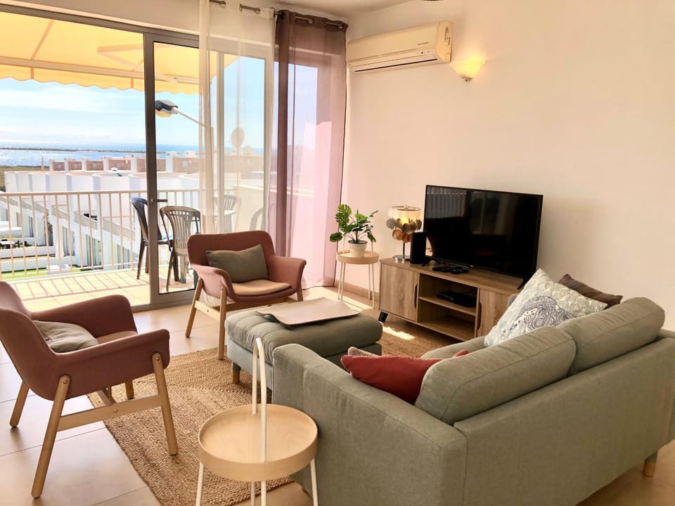TV and multimedia, Living room, Seating area, Sea view