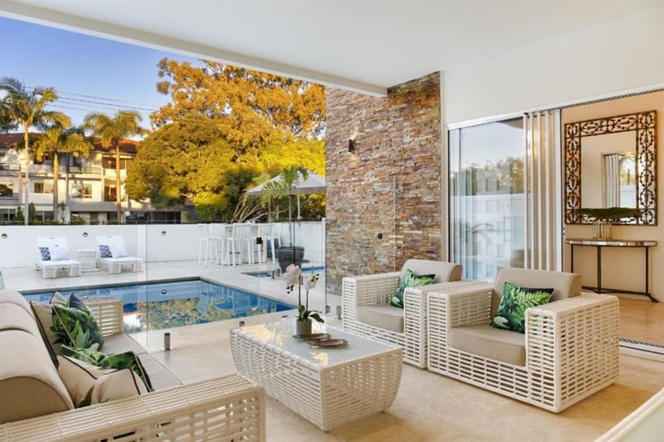 Exquisite Riverside Living, Noosaville House in Noosaville