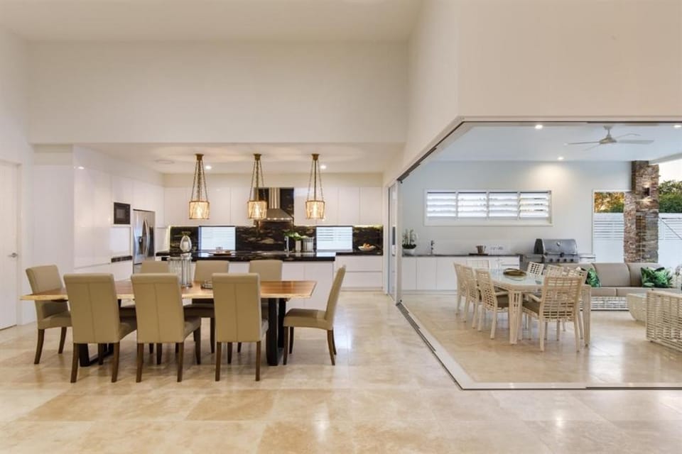 Exquisite Riverside Living, Noosaville House in Noosaville