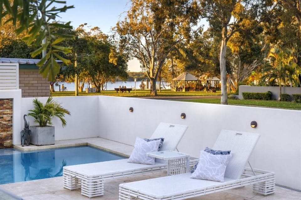 Exquisite Riverside Living, Noosaville House in Noosaville