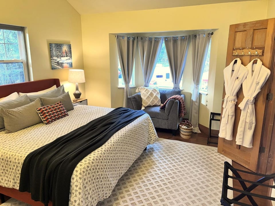 Bed, Photo of the whole room, Bedroom