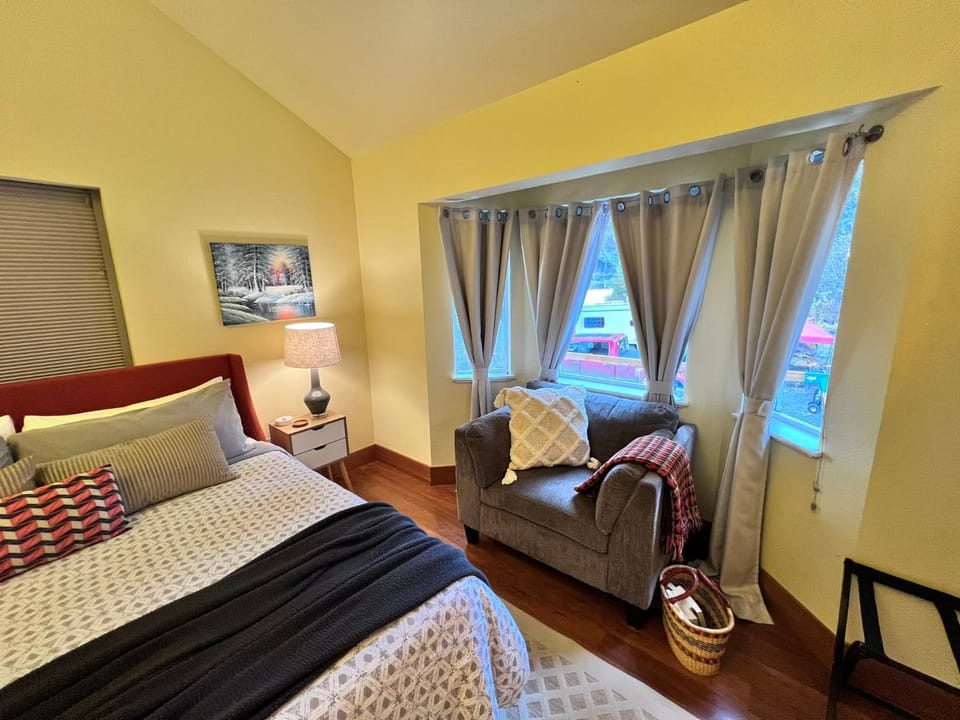 Bed, Photo of the whole room, Bedroom