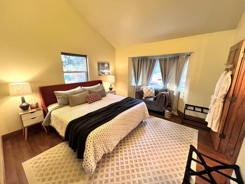 Bed, Photo of the whole room, Bedroom
