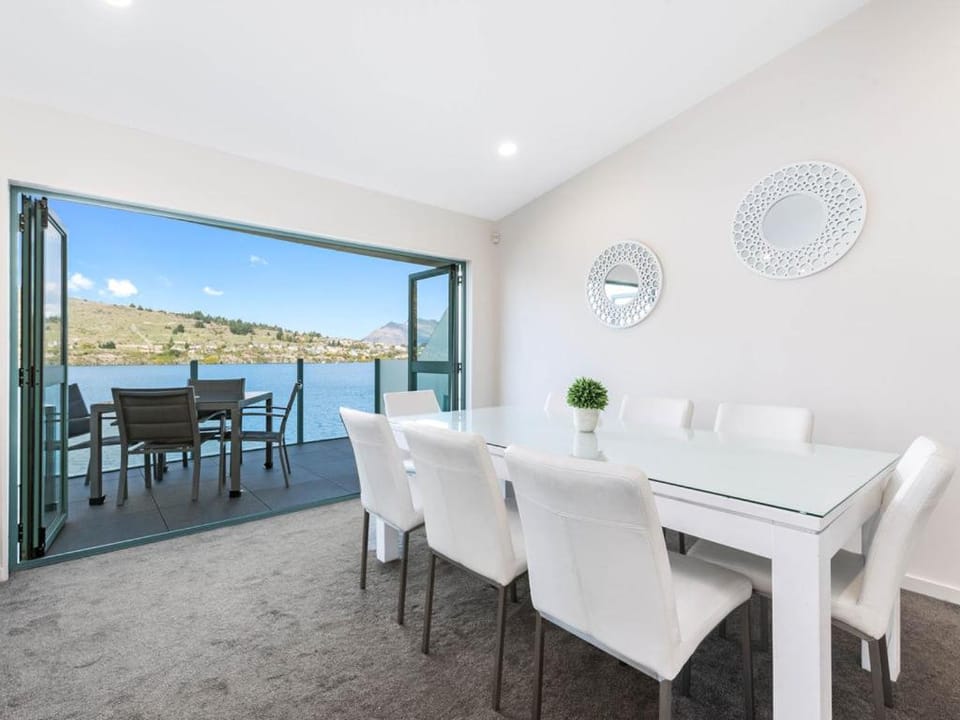 Natural landscape, View (from property/room), Balcony/Terrace, Living room, Seating area, Dining area, Lake view