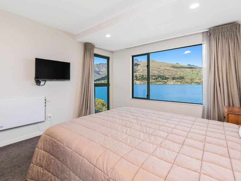 Bed, TV and multimedia, Bedroom, Lake view, Mountain view