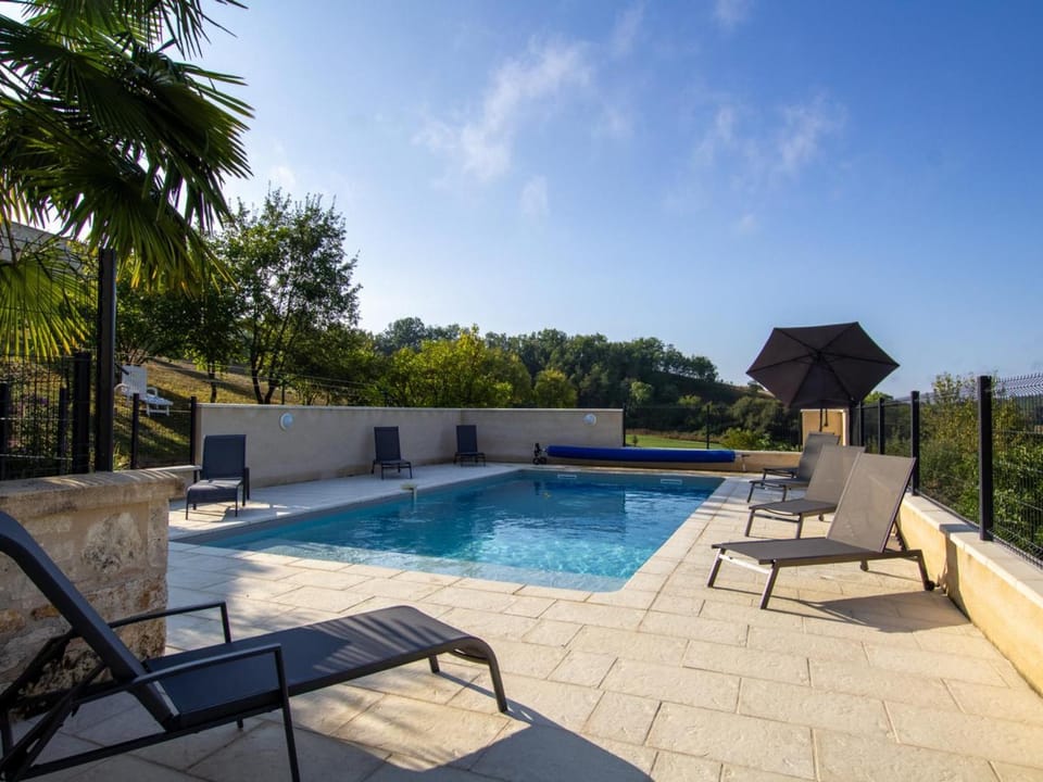 Maison spacieuse avec piscine, salle de sport, et équipements complets à Villamblard - FR-1-616-2 House in Occitanie
