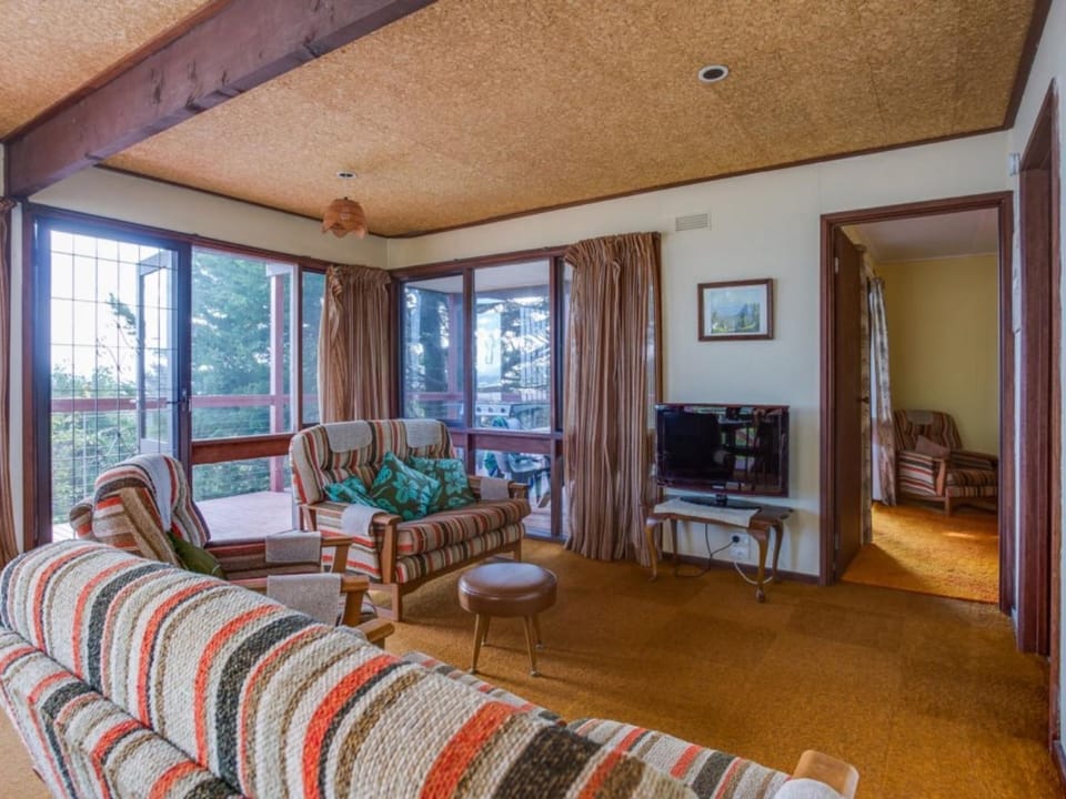 Hillside Haven by the Sea House in Red Hill