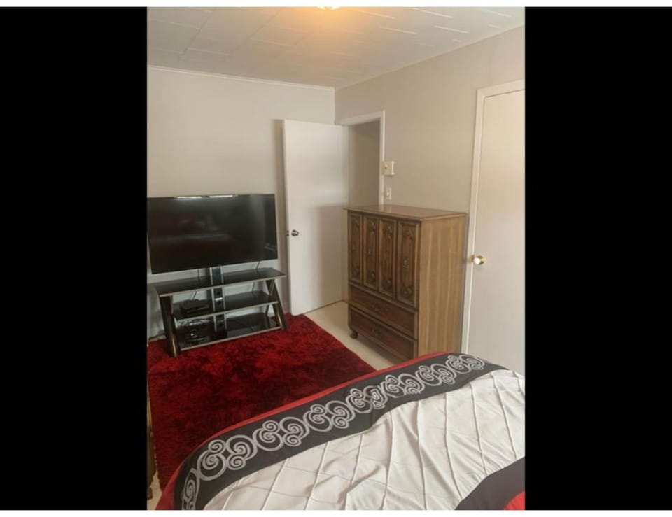 Bed, TV and multimedia, Bedroom