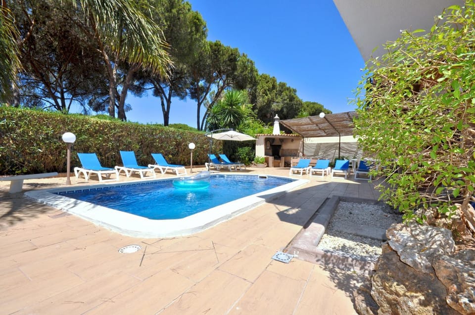 Spacious Retreat with Prime Location, Private pool, snooker, free AC Wifi Villa in Quarteira