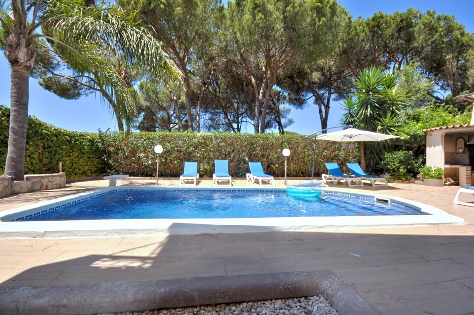 Spacious Retreat with Prime Location, Private pool, snooker, free AC Wifi Villa in Quarteira