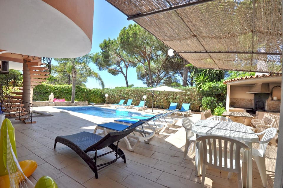 Spacious Retreat with Prime Location, Private pool, snooker, free AC Wifi Villa in Quarteira