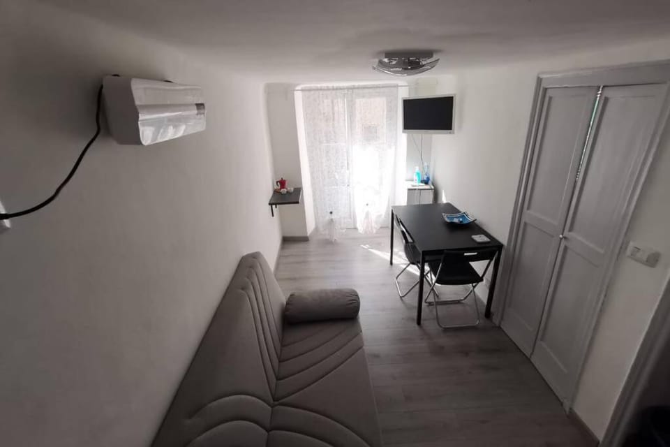 Communal lounge/ TV room, TV and multimedia, Living room, Seating area, Dining area