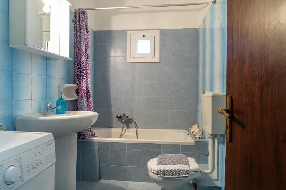 Shower, Toilet, Bathroom, Bath, towels, washing machine