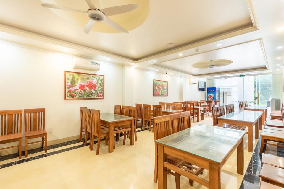 Restaurant/places to eat, Living room, Banquet/Function facilities, Seating area
